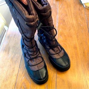 Lauren Ralph Lauren leather Quinly boots. Size 8B. Used. There is a small rip.